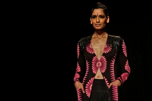 Découvrez nos colliers croix pour femme à la mode